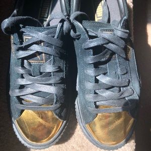 Gold toe pumas